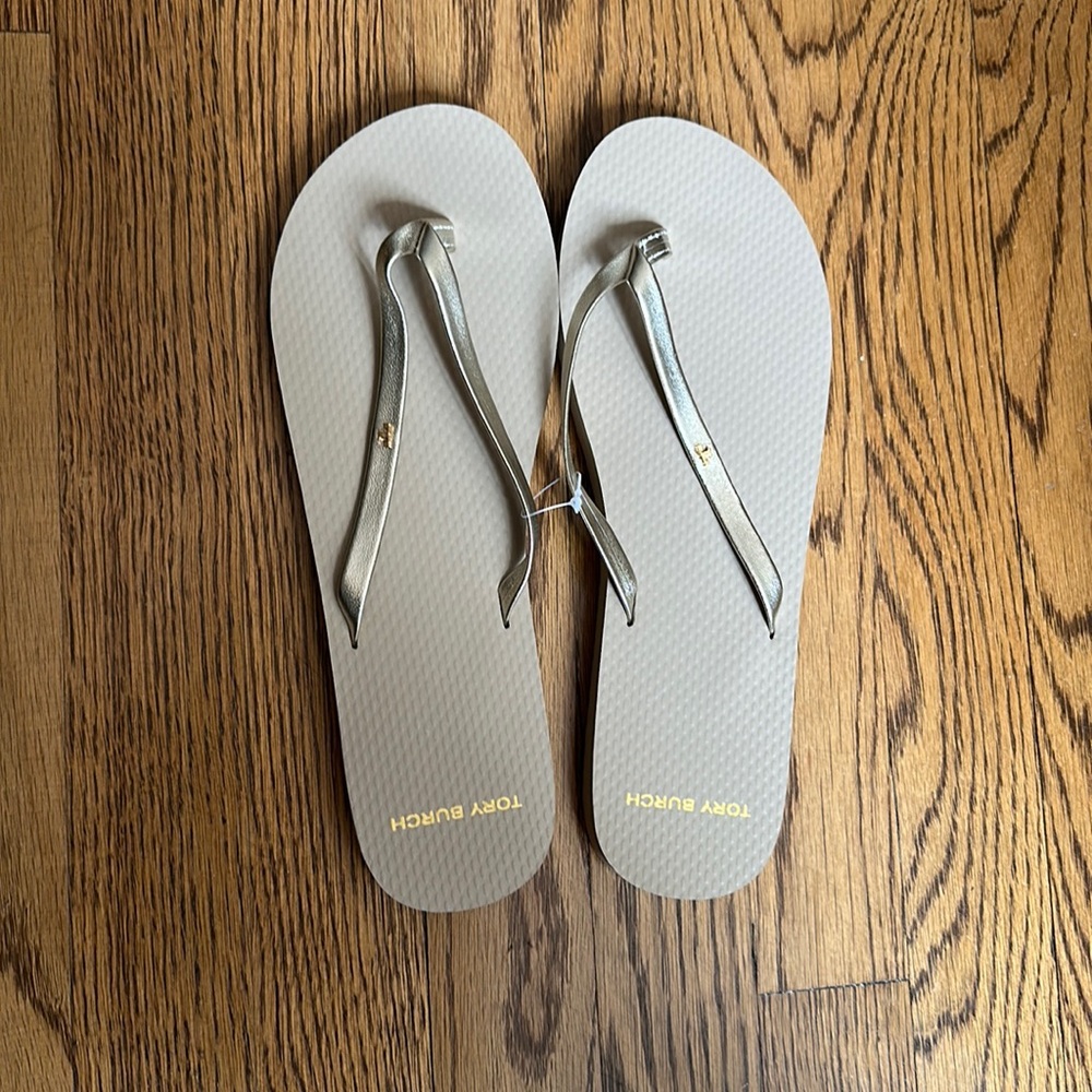 NWT Tory Burch metallic leather flip flops in spark gold